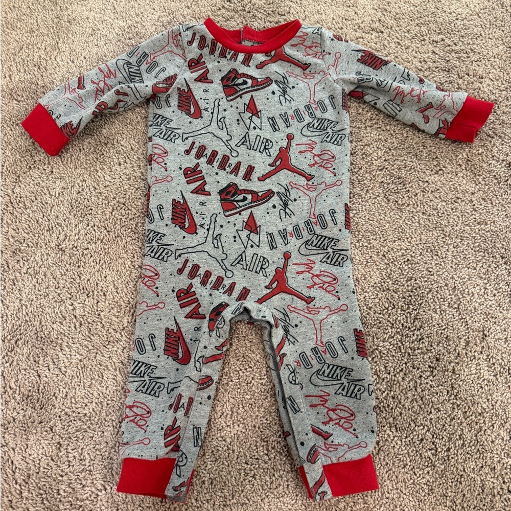 Nike Air Jordan Chicago sneaker Kids One Piece in Gray and Red